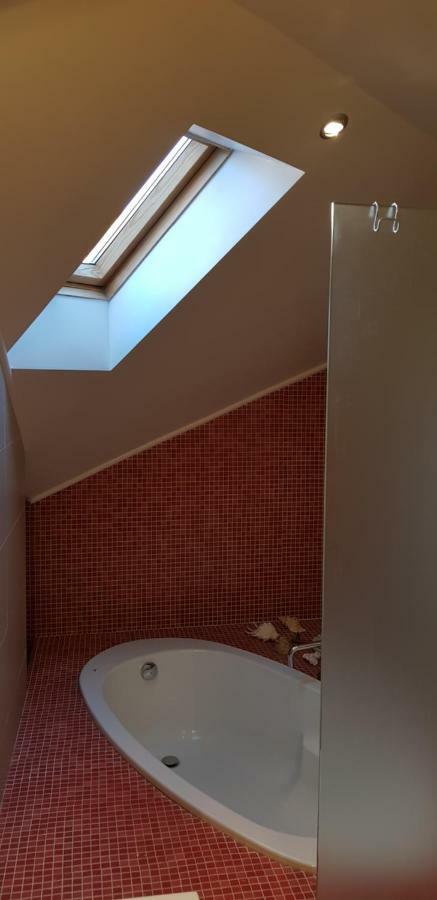 Exceptional Uzupis Bridge 3 Bedroom Apartment فيلنيوس المظهر الخارجي الصورة