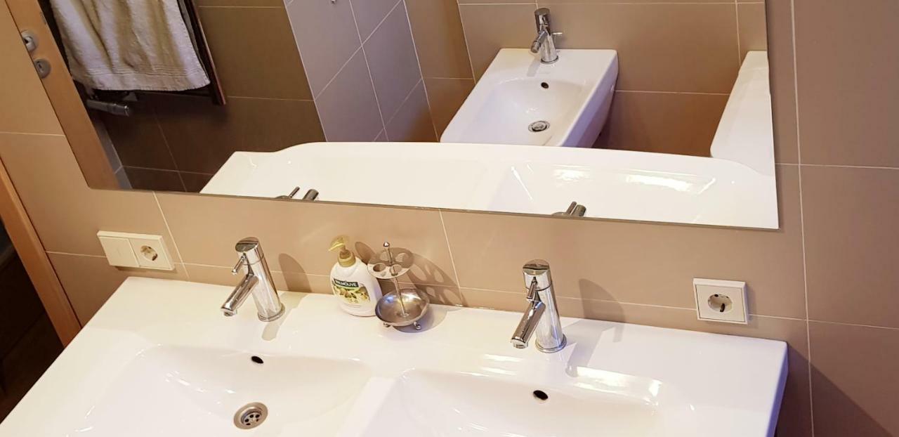 Exceptional Uzupis Bridge 3 Bedroom Apartment فيلنيوس المظهر الخارجي الصورة