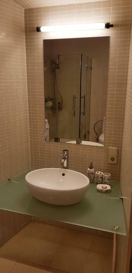 Exceptional Uzupis Bridge 3 Bedroom Apartment فيلنيوس المظهر الخارجي الصورة
